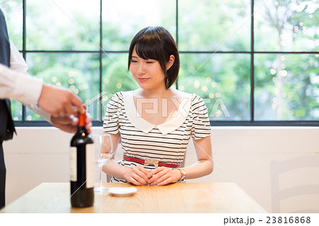 ワインを待つ若い女性　撮影協力：TENOHA代官山 23816868