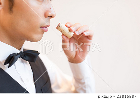 コルクのチェックをするソムリエ 撮影協力:TENOHA代官山 コルクのチェックをするソムリエ 撮影協力:TENOHA代官山 23816887