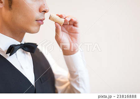 コルクのチェックをするソムリエ　撮影協力：TENOHA代官山 23816888