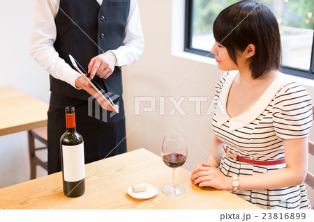 ワインリストを見せるソムリエ 撮影協力:TENOHA代官山 ワインリストを見せるソムリエ 撮影協力:TENOHA代官山 23816899
