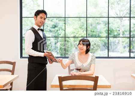 ワインリストを見せるソムリエ 撮影協力:TENOHA代官山 ワインリストを見せるソムリエ 撮影協力:TENOHA代官山 23816910