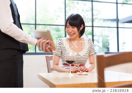 タブレット端末でメニューを選ぶ女性　撮影協力：TENOHA代官山 23816928