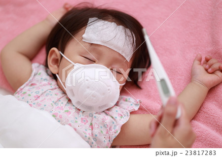 体調不良の赤ちゃんをママが看病する 体調不良の赤ちゃんをママが看病する 23817283
