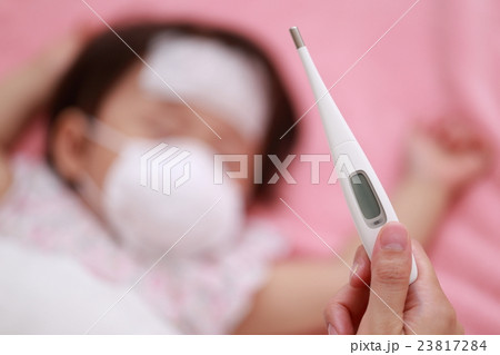 体調不良の赤ちゃんをママが看病する 23817284