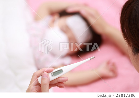 体調不良の赤ちゃんをママが看病する 体調不良の赤ちゃんをママが看病する 23817286