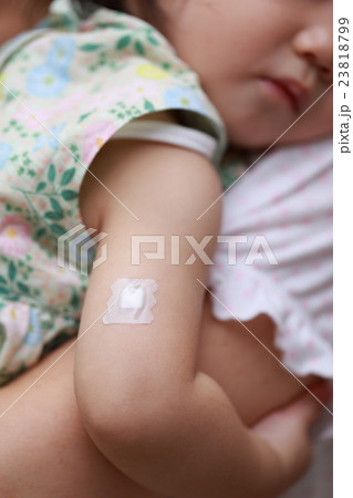 予防接種 注射 赤ちゃん 女性 ママ インフルエンザ 一歳 1歳 ベビー 幼児 子育て の写真素材