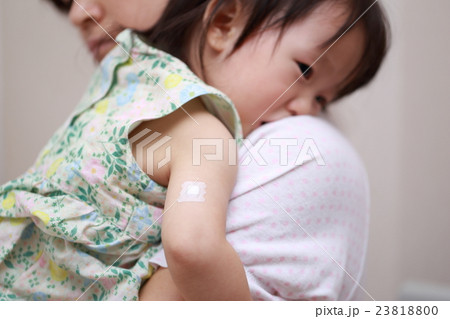 予防接種 注射 (赤ちゃん 女性 ママ インフルエンザ 一歳 1歳 ベビー 幼児 子育て) 予防接種 注射 (赤ちゃん 女性 ママ インフルエンザ 一歳 1歳 ベビー 幼児 子育て) 23818800