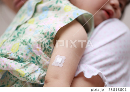 予防接種 注射 (赤ちゃん 女性 ママ インフルエンザ 一歳 1歳 ベビー 幼児 子育て) 23818801