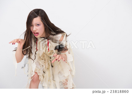 ゾンビのコスプレをする女性 ゾンビのコスプレをする女性 23818860