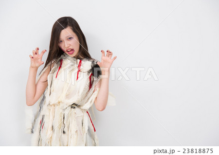 ゾンビのコスプレをする女性 ゾンビのコスプレをする女性 23818875