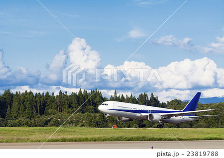 秋田空港を離陸するB767 秋田空港を離陸するB767 23819788