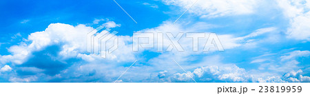 真夏の空　梅雨明けの空　雲　コピースペース　広いコピースペース　汎用的な空 23819959