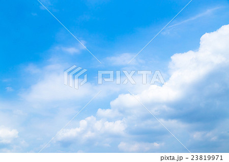 真夏の空　梅雨明けの空　雲　コピースペース　広いコピースペース　汎用的な空 23819971
