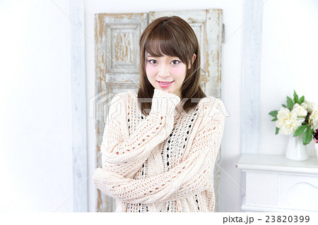 若い女性　ヘアスタイル 23820399