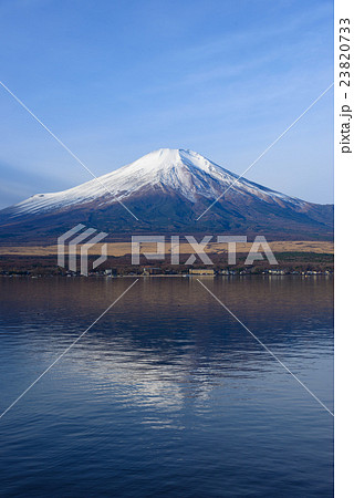 富士山と山中湖 23820733