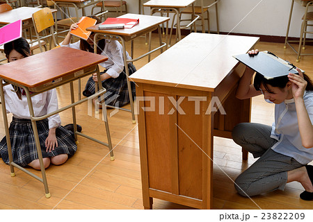 急な地震に身構える教師と生徒 防災訓練 急な地震に身構える教師と生徒 防災訓練 23822209
