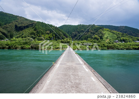 三里の沈下橋（高知県四万十川）を望む橋梁風景 23824860