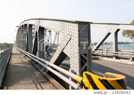 フエのフォーン川に架かるチャンティエン橋 23826042