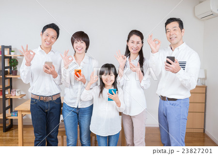 3世代家族(スマートフォン、OKポーズ) 3世代家族(スマートフォン、OKポーズ) 23827201