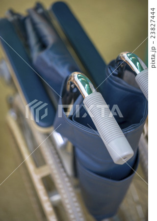 折り畳まれた車椅子 折り畳まれた車椅子 23827444