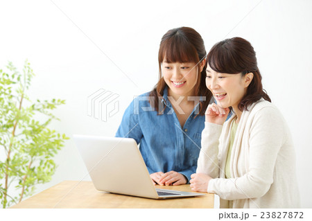 ノートパソコン　女性 23827872