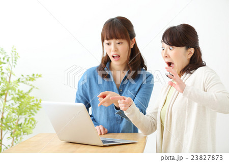 驚く女性　ノートパソコン 23827873