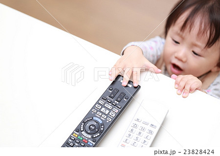 赤ちゃん いたずら (ベビー 幼児 女の子 1才 1歳 掴まり立ち TV テレビ ブルーレイ) 23828424