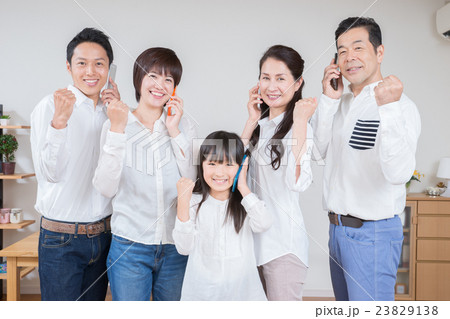 3世代家族（スマートフォン、ガッツポーズ） 23829138