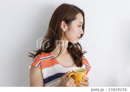 部屋でくつろぐ女性 23829230