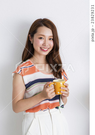 部屋でくつろぐ女性 23829231