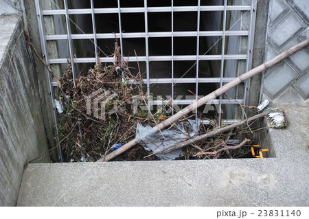 大雨の後の川の洪水調整池の流入口に溜まったゴミ 大雨の後の川の洪水調整池の流入口に溜まったゴミ 23831140