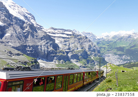 アルプスの山間を走るユングフラウ鉄道 23837558