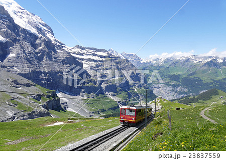 アルプスの山間を走るユングフラウ鉄道 アルプスの山間を走るユングフラウ鉄道 23837559
