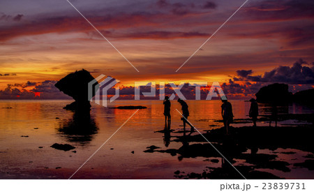 沖縄　夕焼けの海岸 23839731