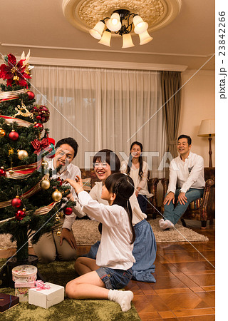 三世代家族 クリスマスイメージの写真素材