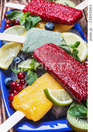 popsicles with berries and fruit 23843063