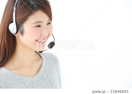 ヘッドセットをした若い女性 23846605