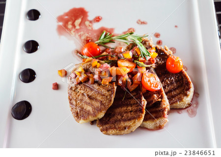 grilled meat with vegetables 23846651