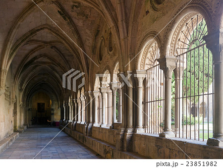 gallery of inner courtyard of Tarragona Cathedral 23851982