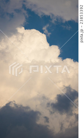 7月中旬の夕方の空と雲  縦 23853392