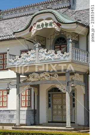 旧開智学校、正面玄関とバルコニーの装飾、松本市、長野県 旧開智学校、正面玄関とバルコニーの装飾、松本市、長野県 23853451