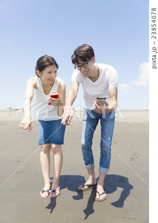 ポケモンGO イメージ 青空 カップル 海水浴場 湘南 江ノ島 風 指差す ポケモンGO イメージ 青空 カップル 海水浴場 湘南 江ノ島 風 指差す 23854078