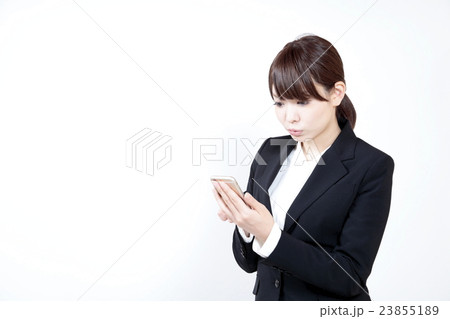スマートフォン　／　ビジネスシーン 23855189
