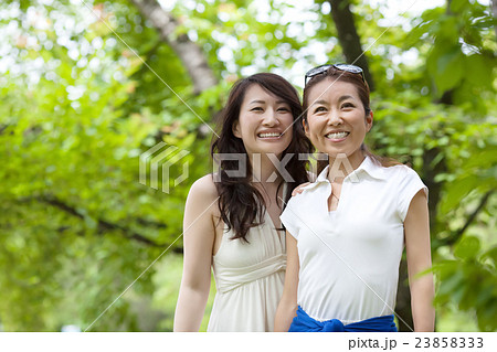 夏の避暑地で森林浴を楽しむ二人の女性 夏の避暑地で森林浴を楽しむ二人の女性 23858333