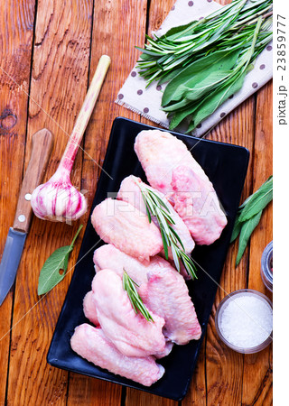 raw chicken wings 23859777