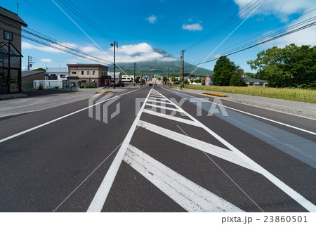 道路と羊蹄山 23860501