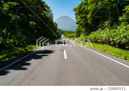 道路と羊蹄山 道路と羊蹄山 23860511