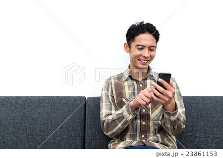スマホでインターネットをする若い男性 23861153