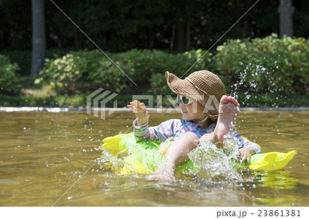 水遊びをする女の子の写真素材 23861381 Pixta
