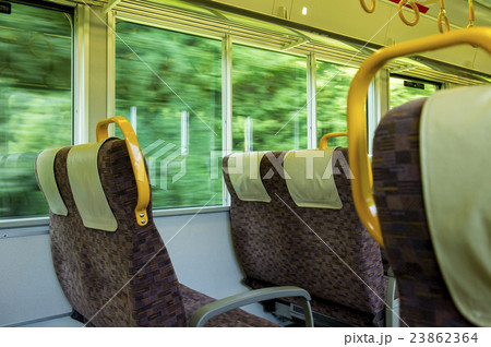 電車の車内 23862364
